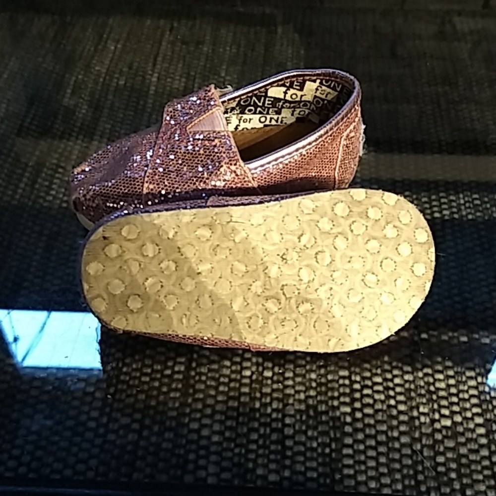 Toms - Picture 2 of 3